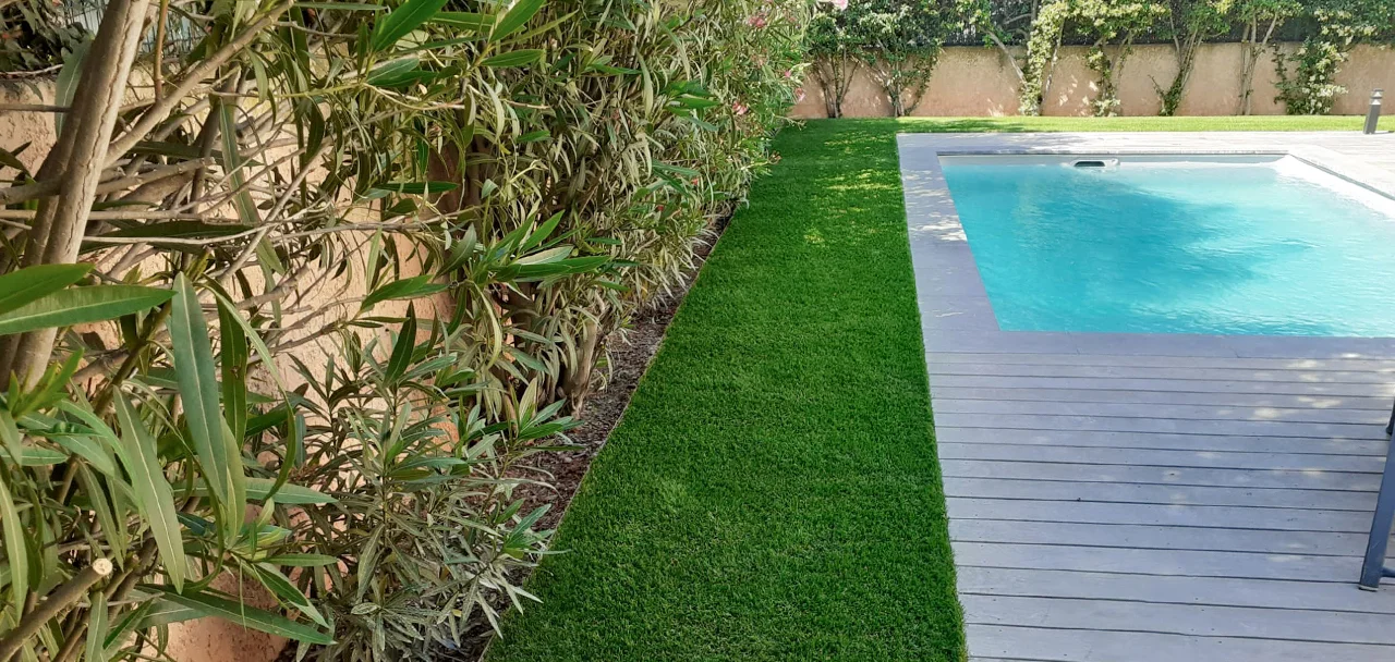 Illustration de l'article : Faut-il poser mon gazon synthétique jusque sous ma haie ?