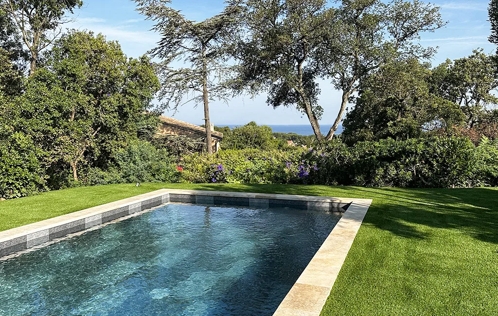 Réalisations 5 Contours de piscine en gazon artificiel réalisé à Porto Vecchio