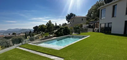 Illustration : Comment rafraichir un gazon synthétique en été ?