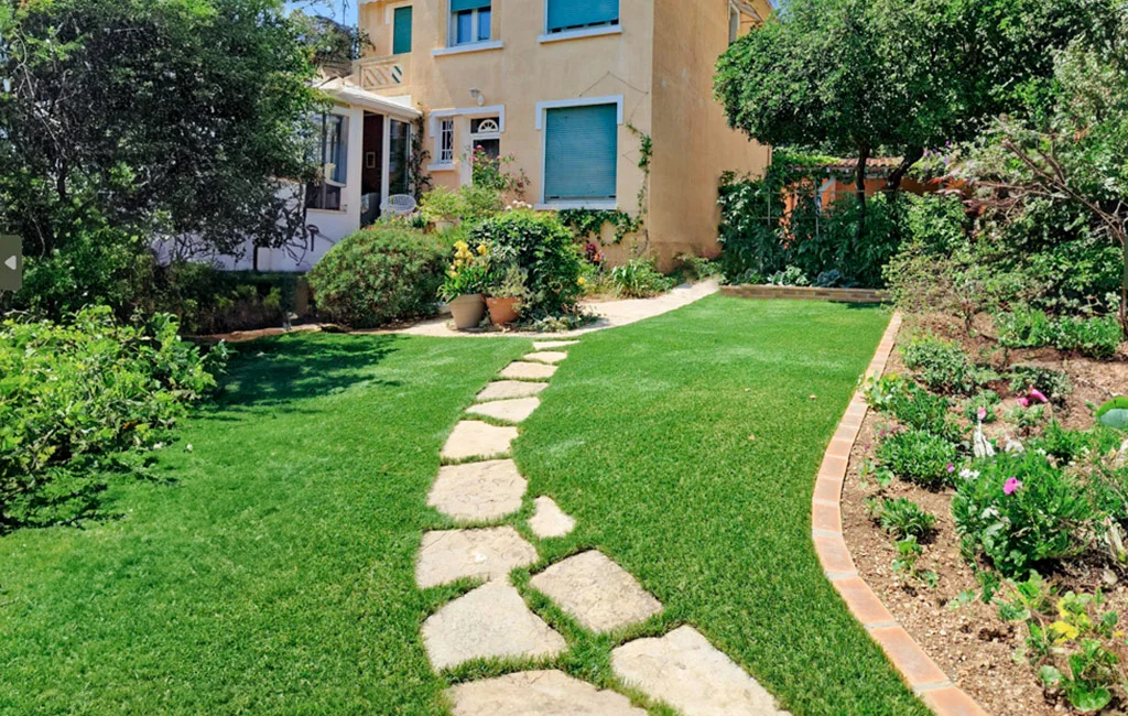 Réalisations 4 À Reims : Livraison et pose de votre pelouse artificielle Azurio