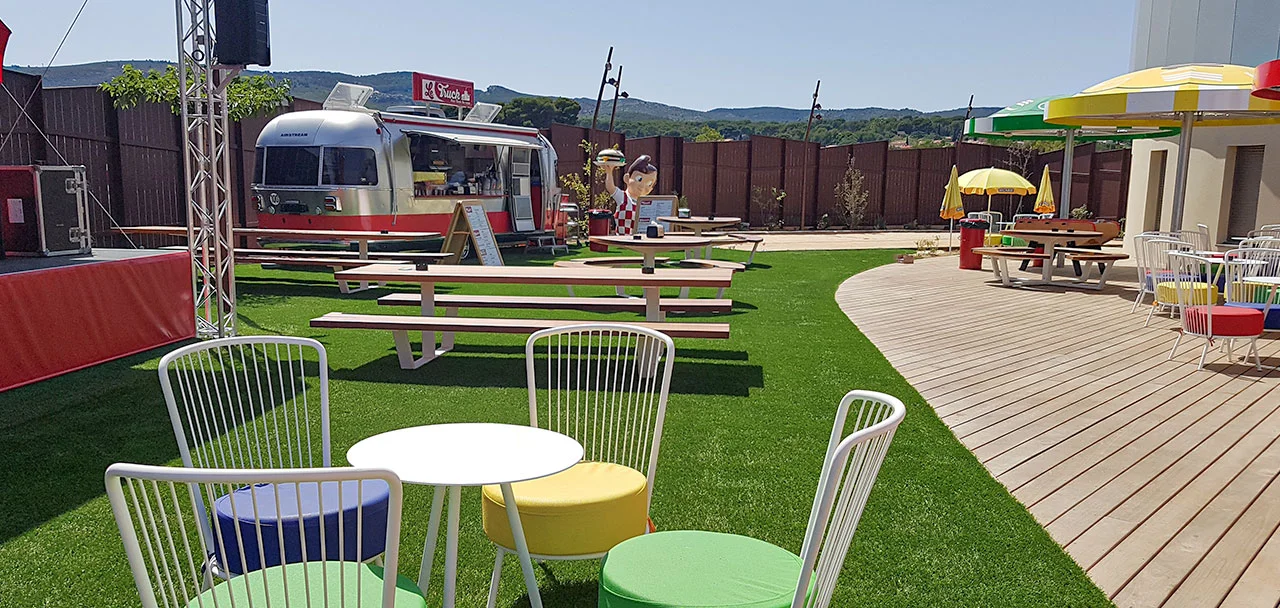 Illustration de l'article : Pourquoi choisir le gazon synthétique pour les espaces publics ?