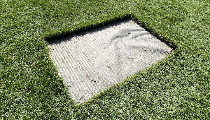 Découpe de gazon artificiel pourréparation