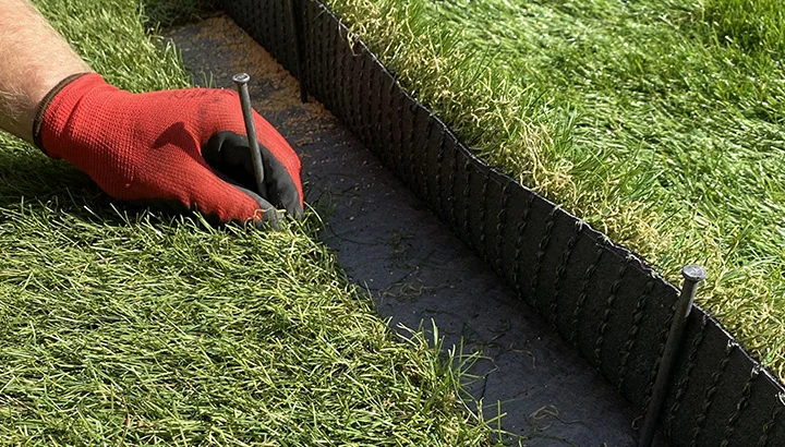 Fixation de gazon synthétique