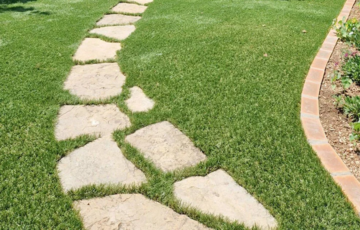 Exemple de pas japonais en pierre et gazon artificiel
