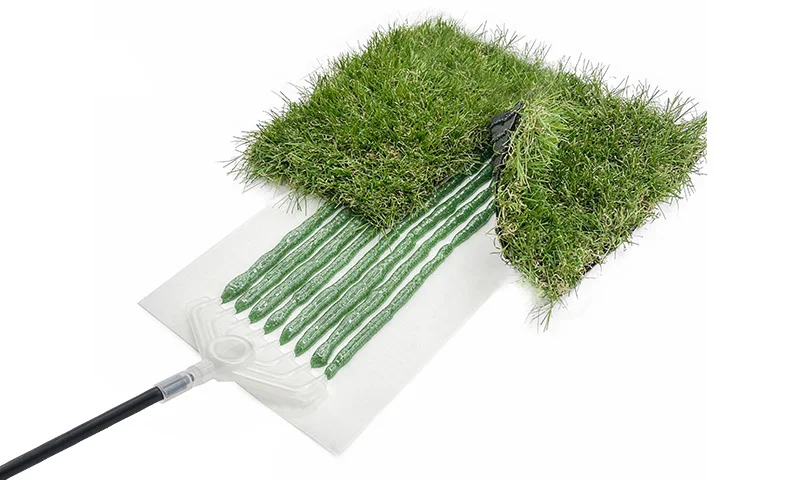 Exemple de jonction de gazon synthétique réalisée avec colle polyuréthane et bande de pontage