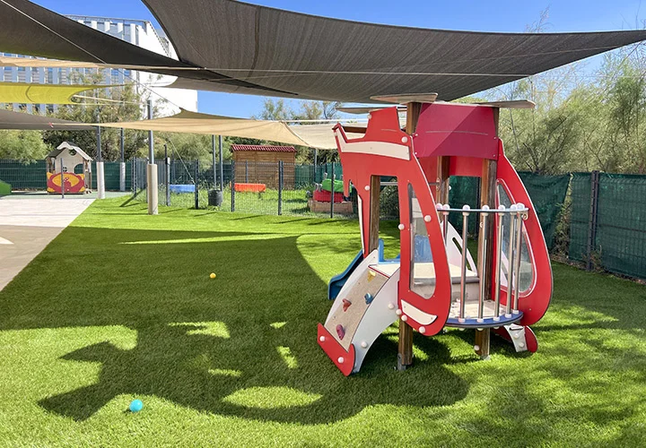 Aire de jeux pour enfants en gazon synthétique
