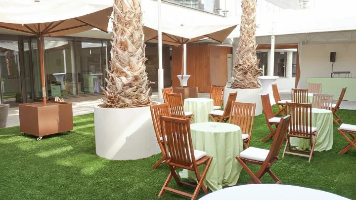 Installation de pelouse synthétique anti-feu pour évènement