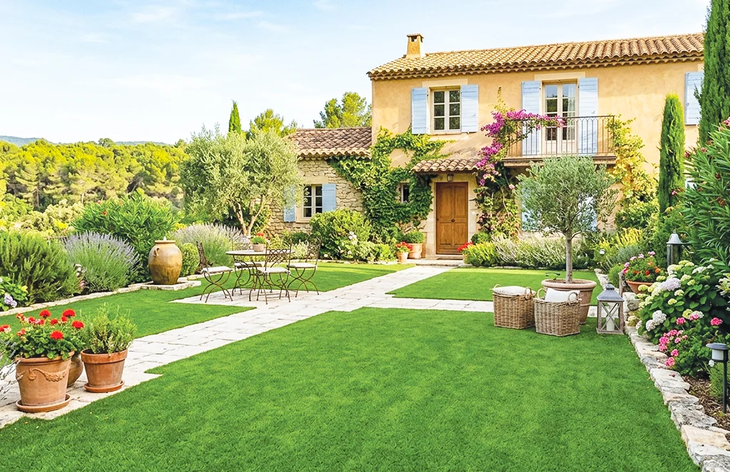 Jardin de maison provençale avec gazon synthétique Saturno 50 mm