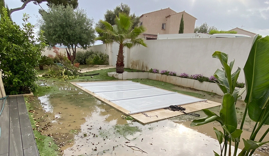 Exemple d'inondation de jardin avec gazon synthétique autour d'une piscine