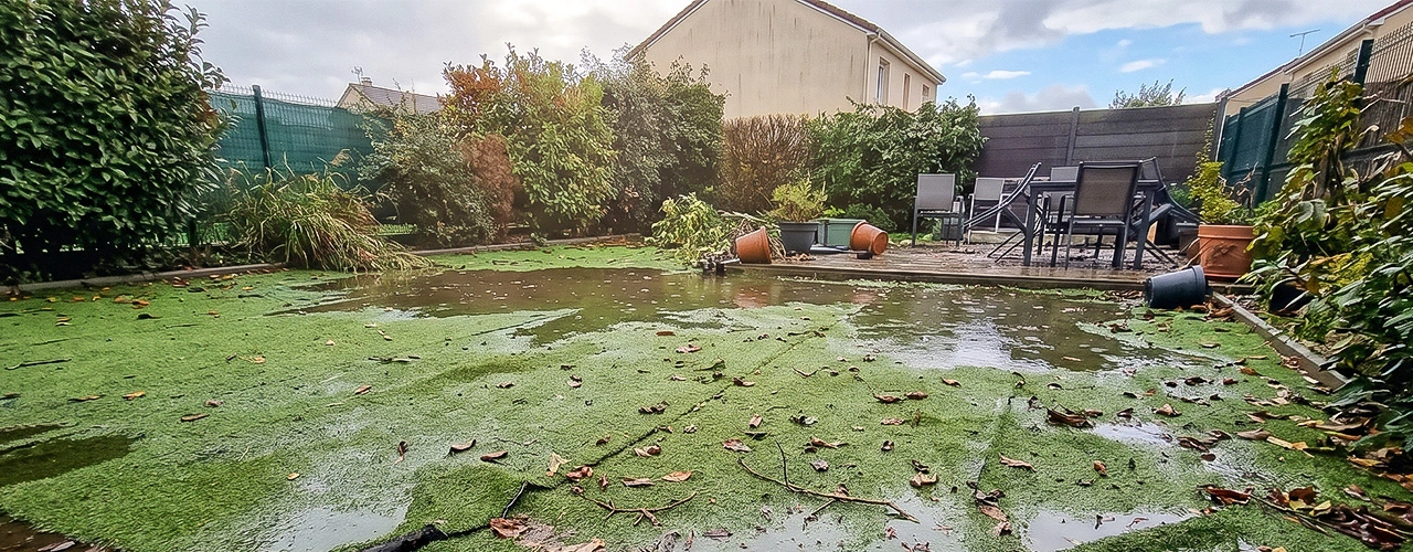 Gazon synthétique inondé : Ce que vous devez faire avant le nettoyage